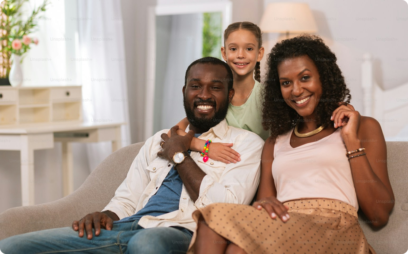Familia unida em casa. Marido, esposa e filha.