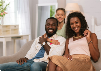 Familia unida em casa. Marido, esposa e filha.